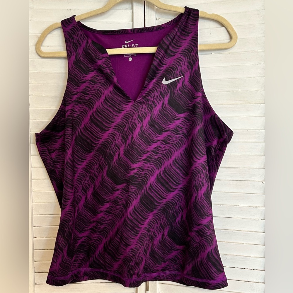 Womens Nike Size Xl workout athletic tank top vneck front